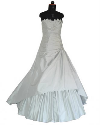 Brautmode Couture - pompöses Brautkleid in silber-grau mit langer schlepper und aufwendiger Corsage