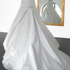 Brautmode Couture - pompöses farbiges Brautkleid in silber-grau mit langer Schleppe und aufwendiger Corsage